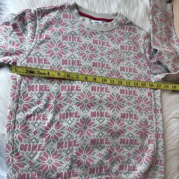 Nike Festive Sweatshirt Quilt Pattern Youth Size Medium - Picture 5 of 12